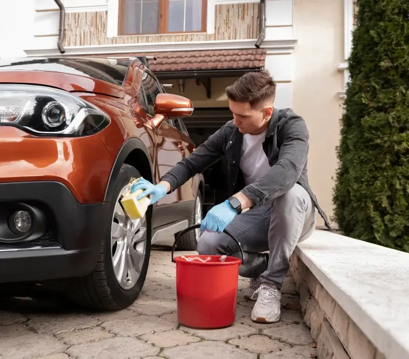 Lavage auto à domicile Fort-du-Plasne : professionnel intervenant sur un véhicule